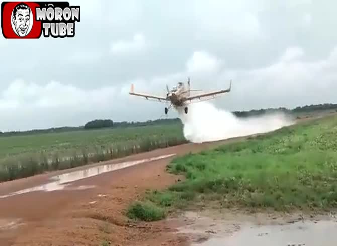 Video: Wings of an airplane shatter in midair